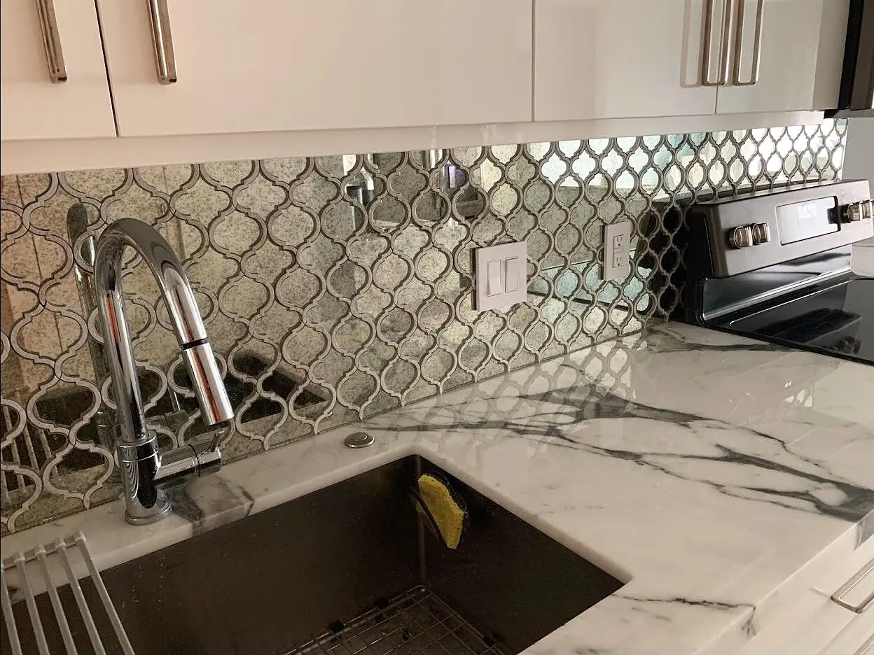 Geometric mirrored-glass kitchen backsplash
