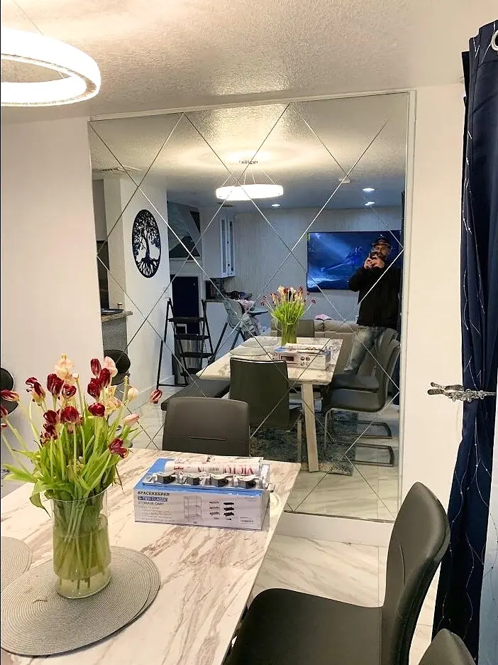 Finished room with a geometric mirrored feature wall