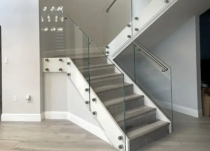 Minimal interior staircase with frameless glass panels